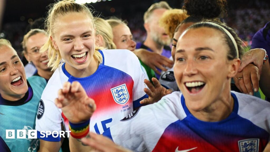 Lucy Bronze tapes her own leg