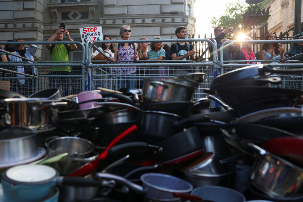 Hundreds bang pots, pans in London in Gaza hunger crisis protest | Military