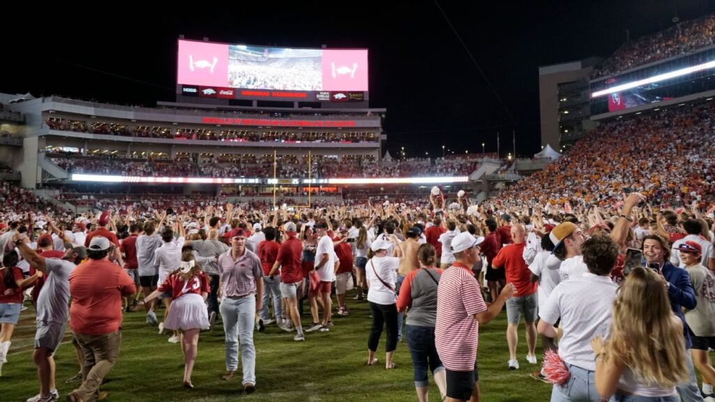 Arkansas to allow field rushing after 3-minute delay to avoid fines