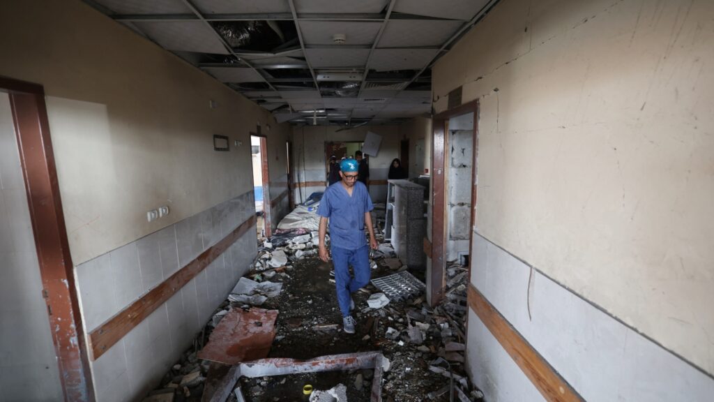 Israel increasingly bars foreign doctors from volunteering in Gaza : NPR