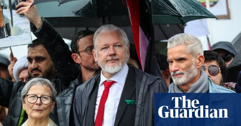 Julian Assange joins pro-Palestine march across Sydney Harbour Bridge before police stop rally citing safety fears | Sydney Harbour Bridge
