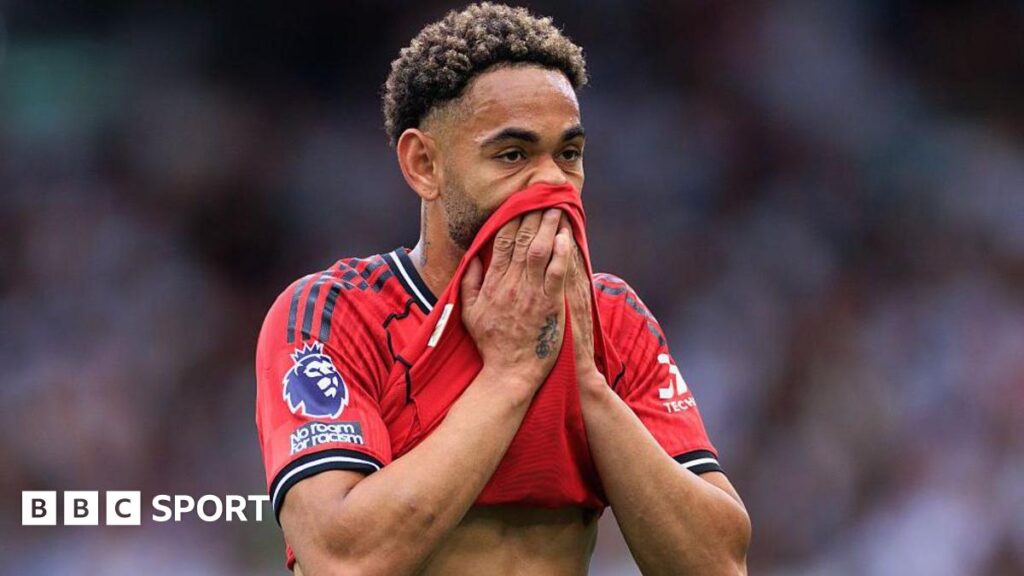 England women lift trophy