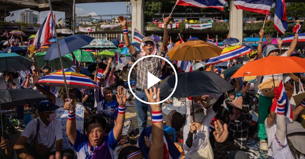 Thais Rally in Bangkok to Denounce Prime Minister Paetongtarn