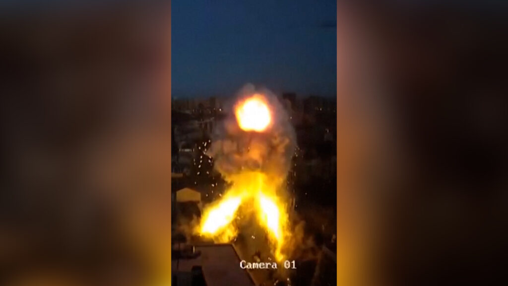 Video shows moment of deadly Russian attacks on Kyiv | Newsfeed