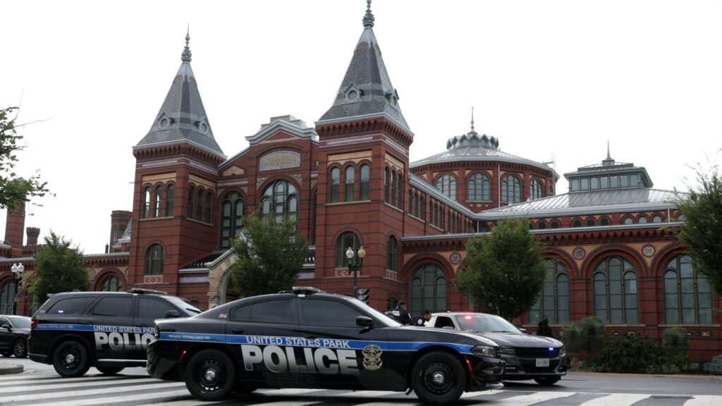 Democratic senators urge Smithsonian to resist White House attempts to ‘bully the institution’ : NPR