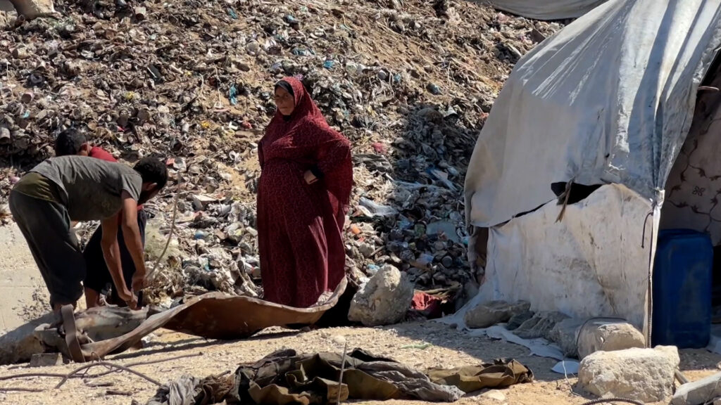 Displaced Palestinians shelter at garbage dumps | Newsfeed