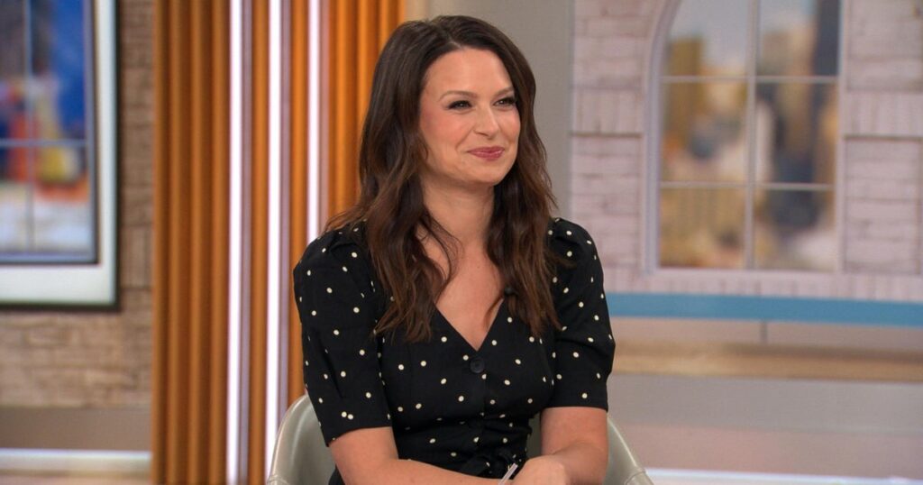 Katie Lowes talks fan response to "The Hunting Wives"