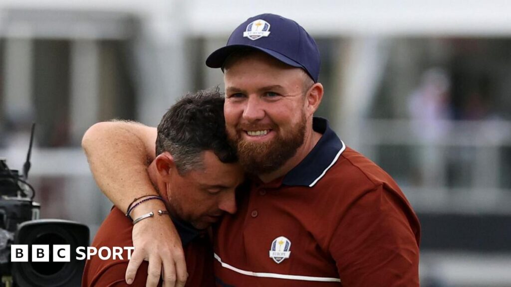 Tony Jacklin lifts the Ryder Cup in 1975