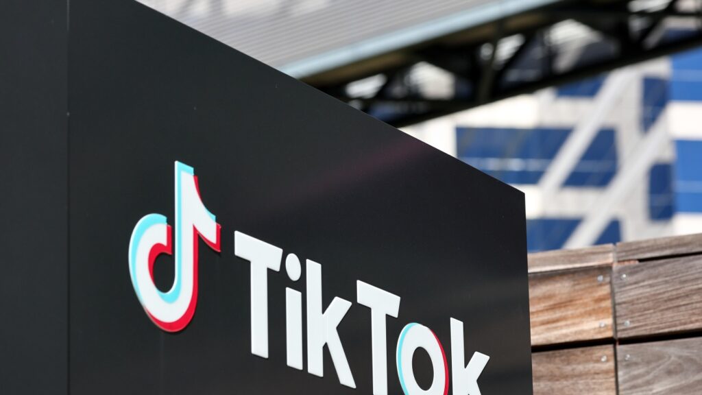 Trump advances TikTok deal with new executive order : NPR