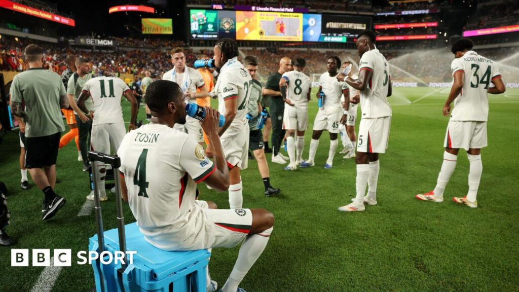 Chelsea players cool off in the hydration break