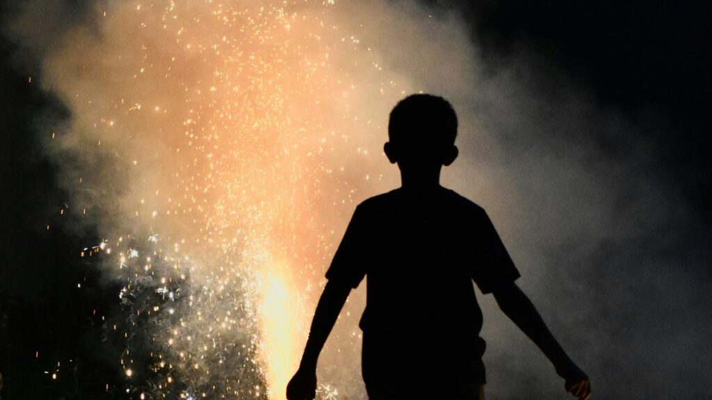 Is bursting firecrackers in rainy weather worse?