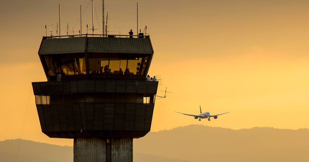 U.S. transportation chief doesn't want air traffic controllers driving for Uber during shutdown