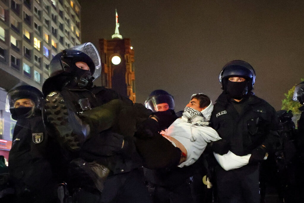 Videos show Berlin police beating pro-Palestine protesters | Police