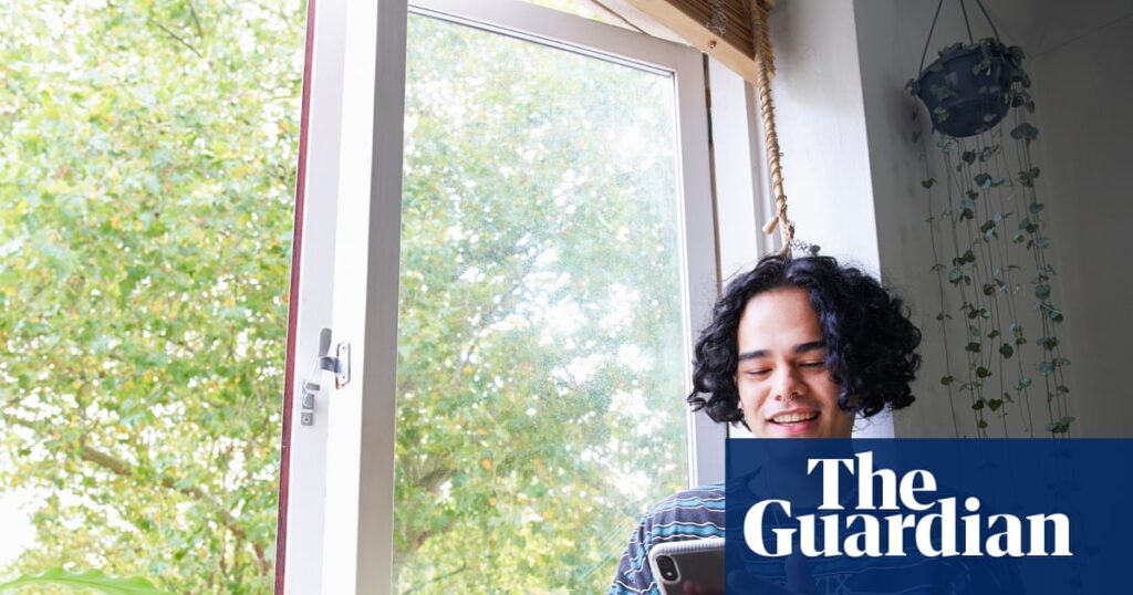 ‘Rawdogging’ marathons: has gen Z discovered the secret to reclaiming our focus? | Young people