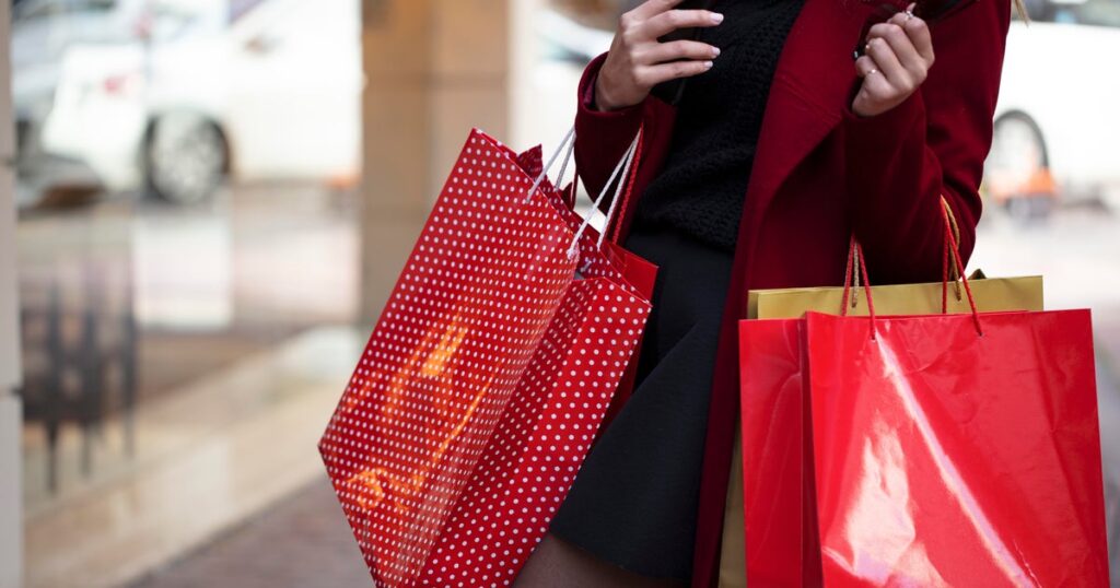 Americans plan to spend big this holiday season even as they fret about the economy, Visa finds